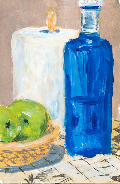 botella azul y manzanas